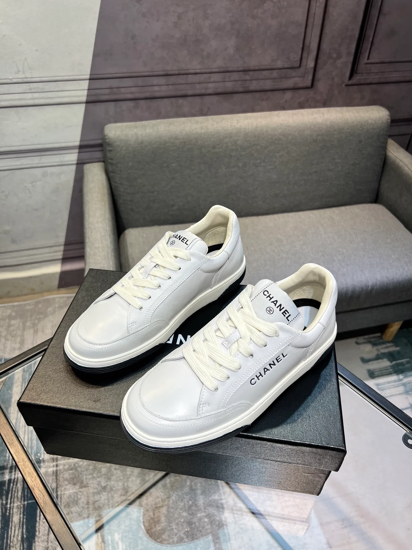 Men's men's shoes💰660 Exclusive real shots (top version) CHANEL Chanel's new panda sneakers Panda shoes Chanel 2025ss color matching thick-soled casual sports shoes sneakers Counter synchronization The counter is very popular Very difficult to buy a shoe The most popular thick-soled panda shoes on the Internet It is obvious that Xiaoxiang control cannot miss it Simple and versatile white shoes that have both good looks and comfort Thick sole increases height, is super versatile and can be worn with eyes closed😍 Whoever wears it will look better. Upper: calfskin. Lining: imported sheepskin lining. Outsole: TPU original outsole. Size: 35-44 (41 for women, 40 for men, custom made).